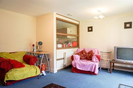 Flat 2, Railway Apartments Station Aproach, Headingley, Leeds, LS5 3GY - Photo 5