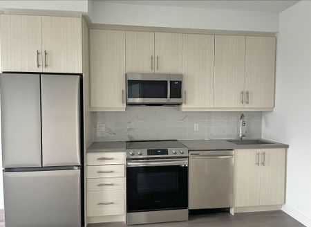 For Lease - 95 Oneida Crescent Unit# 812, Richmond Hill, Ontario - Photo 2