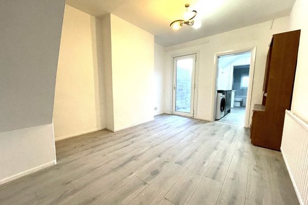 Cross Street - Photo 1