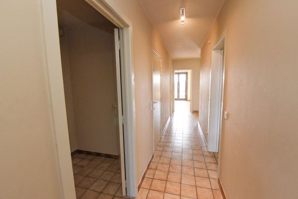 Ruim INSTAPKLAAR appartement te Oeselgem met 2 slaapkamers en GARAGE. - Photo 1