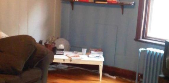 PRES DU METRO SNOWDON 2 CHAMBRES FERMEES- RENOVE - Photo 2