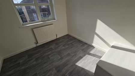 3 bed Semi-Detached - To Let - Photo 3