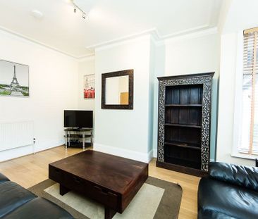Burchett Grove, Woodhouse, Leeds - Photo 2