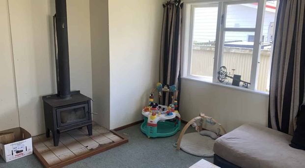 Three bedroom home - West side! - Photo 1