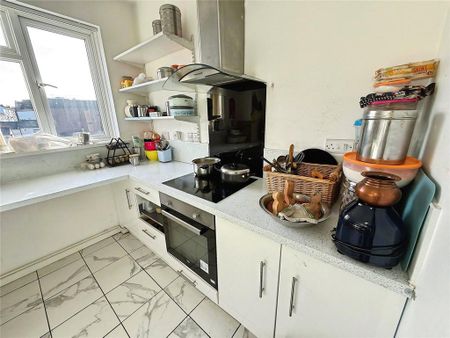 3 bedroom flat to rent - Photo 4