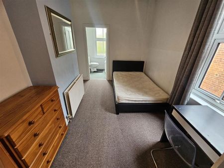 4 bedroom semi-detached house to rent - Photo 3