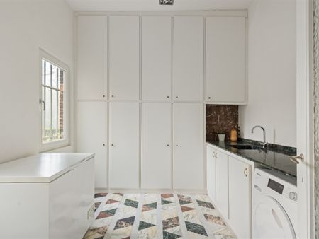 Instapklare en zeer centraal gelegen( deels gemeubelde) ruime herenwoning op 1498m2 met 5 SLK, garage & parktuin - Photo 2