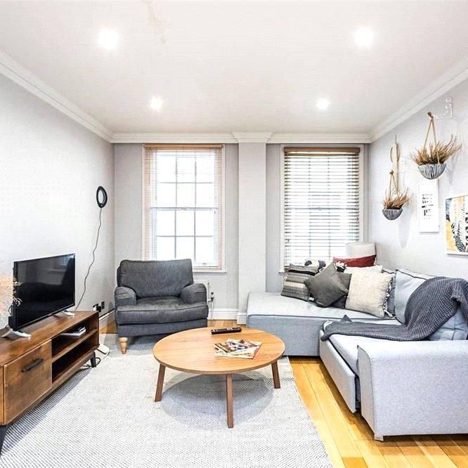 2 bedroom mews to rent - Photo 1