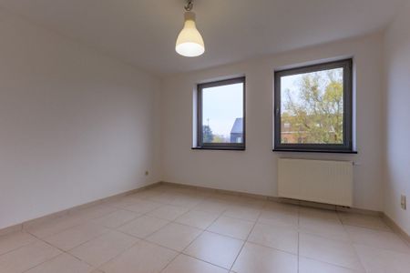 Ruim triplex appartement met parkeerplaats - Photo 3