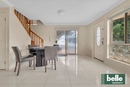 Spacious Townhouse in Prime Highgate Hill Location - Photo 2