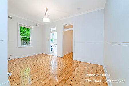 Charming freestanding home set in a convenient setting - Photo 3