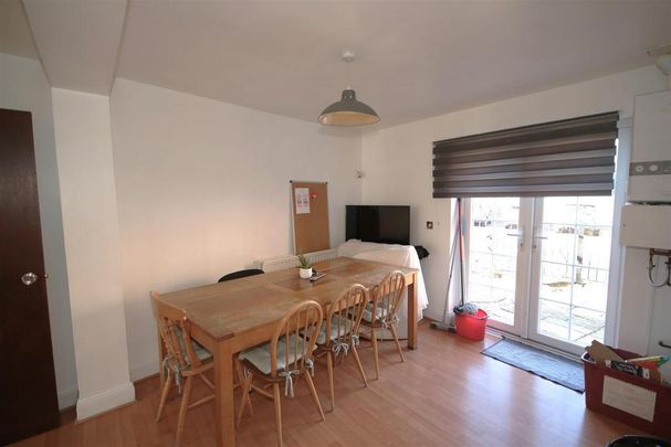 6 bedroom end of terrace house to rent - Photo 1