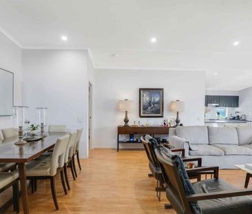 Urban Oasis in Teneriffe: Spacious Living, Modern Comforts, and Unmatched Convenience - Photo 3