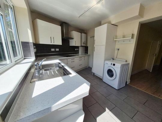 4 bedroom end of terrace house to rent - Photo 1