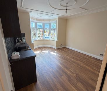 2 Bed Flat, Hallswelle Road, NW11 - Photo 6