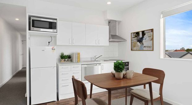 Central & Sunny 2 Bedroom Apartment - Photo 1