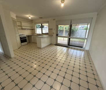 33 Daphne Crescent, Werribee VIC, Belconnen - Photo 3