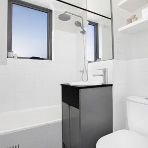 Stylish Top Floor Apartment on the Edge of North Bondi - Photo 2