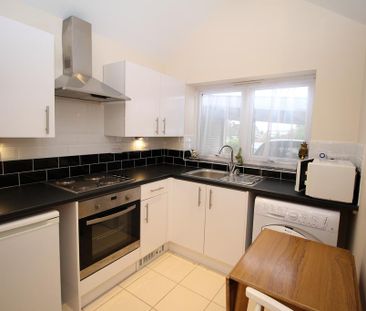 Detached bungalow to rent - Photo 2