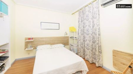 Double bed in Renovated rooms for rent in 4-bedroom apartment with AC in Salamanca - Foto 4