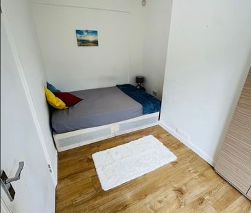 Room in a Shared Flat, Woodmansterne Road, SW16 - Photo 2