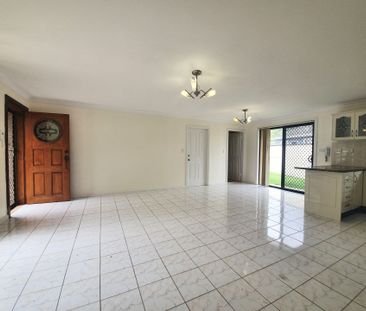 3-Bedroom Villa in Prime Macquarie Fields Location! - Photo 1