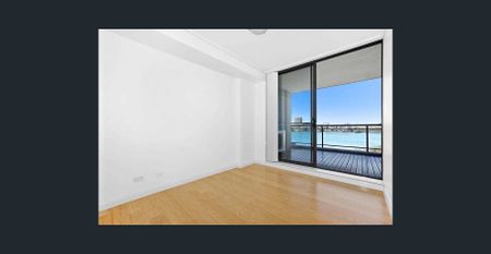 Spacious two bedrooms with timberfloor throughout & spectacular waterview & FURNISHED OPTIONAL - Photo 2