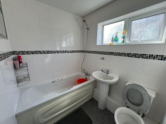 4 bedroom semi-detached house to rent - Photo 1