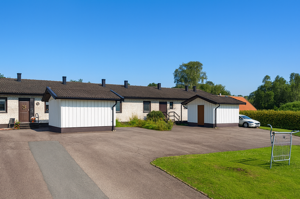 Lägenhet i parhus med egen ingång och uteplats. I anknytning till lägenheten ligger förråd och parkeringsplats. - Photo 1