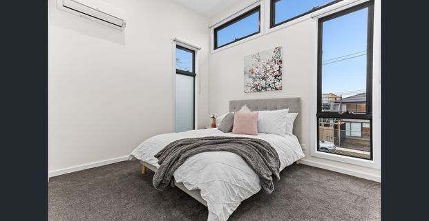 Architect Inspired Modern Townhouse - Photo 1