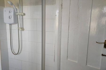 4 bedroom semi-detached house to rent - Photo 5