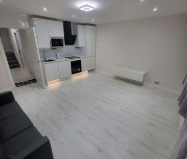 1 bedroom in a flat share to rent - Photo 4