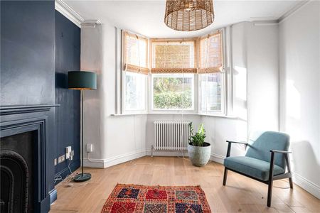 One bedroom flat within a period conversion with private garden. - Photo 2