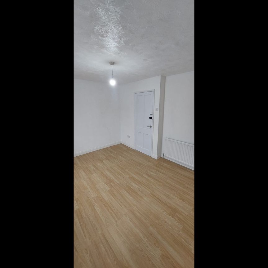 4 Bed Terraced House, Earls Road, SO14 - Photo 1