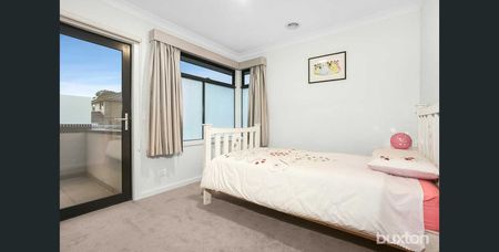 MODERN FOUR BEDROOM TOWNHOUSE - Photo 4