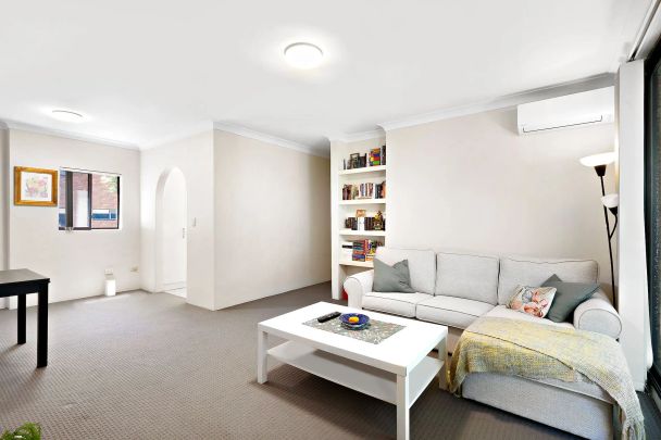 2 BEDROOM GEM IN THE HEART OF PARRAMATTA! GREAT VALUE! - Photo 1