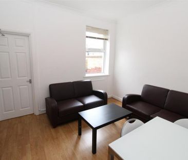 3 bedroom private hall to rent - Photo 3