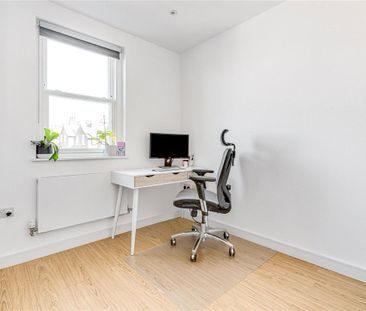 2 bedroom flat in London - Photo 1