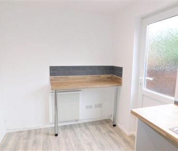 2 bedroom mid terrace to let - Photo 4