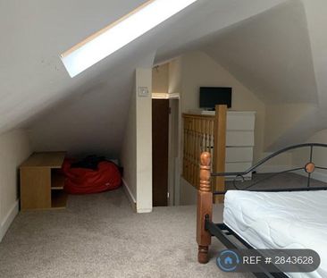 4 bedroom semi-detached house to rent - Photo 4