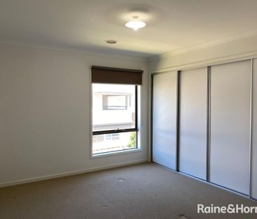 20 Simonson Way, Williams Landing, VIC 3027 - Photo 4