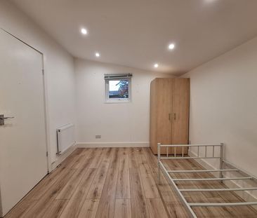 Cunningham Avenue, Enfield EN3, London - Photo 3