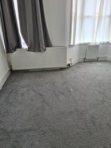 2 Bed Flat, Edinburgh Road, E17 - Photo 2