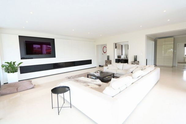 Villa met zwemvijver, grote tuin en dubbele garage te huur! - Photo 1