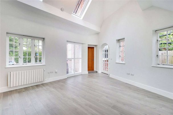 A lovely two bedroom semi-detached cottage located down a sought after road in a central Tunbridge Wells location - Photo 1