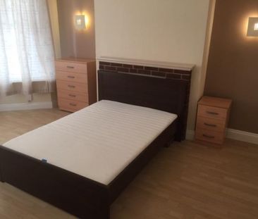 5 bedroom Flat To Let - Photo 2