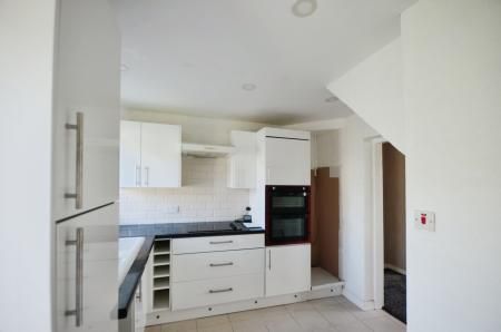 2 bedroom Terraced House To Let - Photo 4