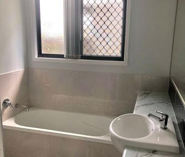 Charming Cosy Home in Rivers Edge Estate - Photo 5