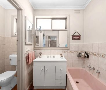 Family Comfort in a Quiet Pocket, Close to Shops & Schools - Photo 2