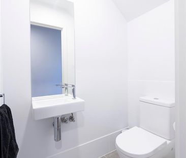 STUNNING TOWNHOUSE IN SUPERB LOCATION! - Photo 4